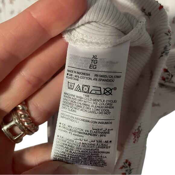 Old Navy White Ditsy Floral Short Sleeve Button up Crop Blouse 90s Style XL - Picture 4 of 6